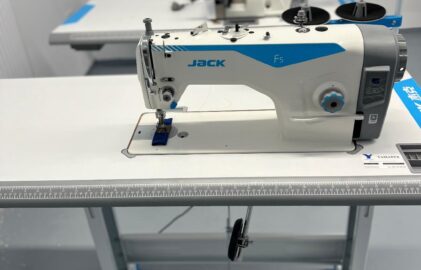 Masina de cusut liniara